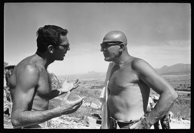 Sydney Pollack och Telly Savalas på uppsättningen av "The Scalphunters" av Orlando Suero