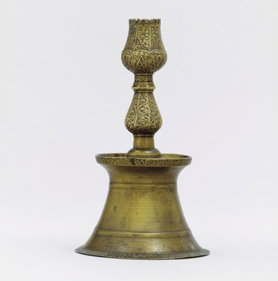 En ottomansk mässingsljusstake, halsen med inskuren arabeskdekor som stiger till formen av en tulpan av Ottoman School