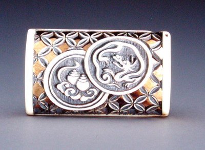 Netsuke med genombruten design, ca 1870 (hjorthorn) (framsidan av 208395) av Ozaki Kokusai