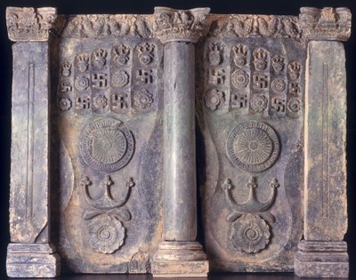 Fris som visar Buddhas fotspår, Gandhara 1:a till 5:e århundradet e.Kr.; av Pakistani School