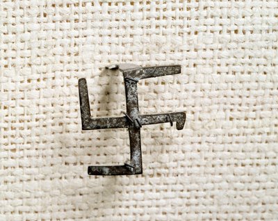 Kristen antikvitet: fibul i form av svastika (som kommer att inspirera korsgammen). 1:a till 3:e århundradet. National Museum of Archaeology of Saint Germain en Laye av Paleo Christian