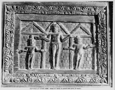 Detalj av korsfästelsen från dörren som visar scener från Gamla och Nya testamentet (trä) (s/v foto) av Paleo Christian