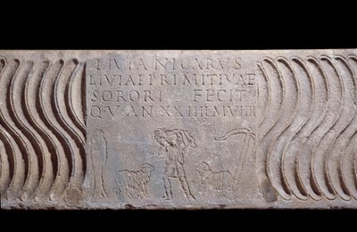 Paleochretisk konst: fragmentarisk sarkofagtank: Good Shepherd och epitafium av Livia Primitiva. En herde med lamm, en fisk (kristen symbol) och ett ankare. Hitta i Rom under Peterskyrkan. 200-250 e.Kr. Paris, Louvren av Paleo Christian