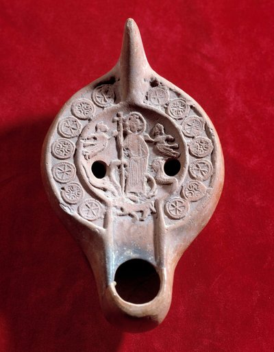 Paleochretisk konst: oljelampsmedaljong i terrakotta dekorerad av en triumferande Kristus. Realiserad under det nedre romerska riket (307-425 e.Kr.) i Tunisien. Upptäckt i Timgad (Algeriet). Sön 0,03x0,13x0,08 m Paris, Louvren av Paleo Christian