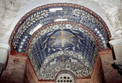 Paleochretisk konst: Kristi monogram är omgivet av symboler för den heliga treenigheten. Mosaik från 500- eller 600-talet. Baptistere d