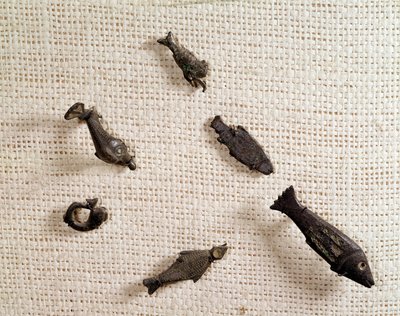 Kristen antikvitet: fibular och metallsmycken i form av fisk. Nationalmuseet för arkeologi, Saint Germain en Laye av Paleo-Christian Paleo-Christian