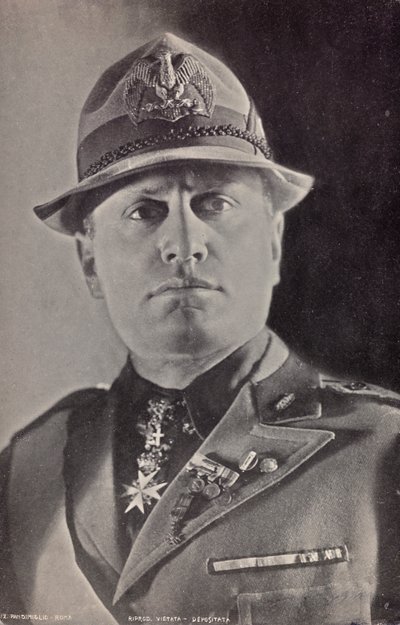 Album "Duce": Benito Mussolini i uniform Militia (s/v foto) av Pandimiglio Pandimiglio