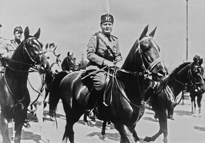 Album "Duce": Benito Mussolini till häst med sitt följe i Rom (s/v foto) av Pandimiglio Pandimiglio