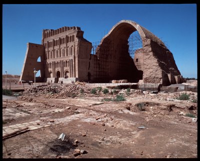 Utsikt över Palace of Shapur I och Chosroes båge av Parthian Parthian