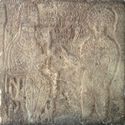 Sällsynt stel som visar Artabanus V, den siste parthiska kungen, investerar Khwasak, Susas satrap: han räcker en ring som emblem för sin auktoritet, från Susa, Iran, 14 september e.Kr. 215 (kalksten) av Parthian School