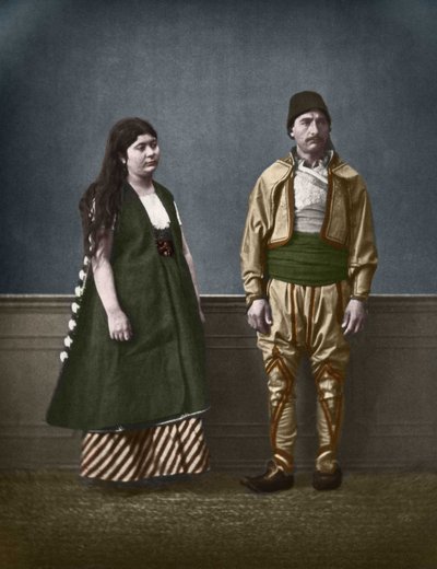 Porträtt av en bulgarisk kvinna från Sofia och en bulgarisk man omkring 1890. Färglägg fotografi av Pascal Sebah (1838-1890). av Pascal Sébah