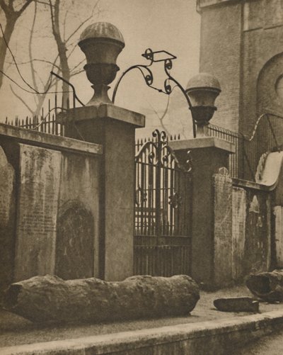 Elmstammar för ledningsrör som grävts upp nära St. Annes, Soho, c1935. av Paterson