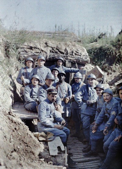 En grupp franska soldater i ett skyttegrav vid frontlinjen, Hirtzbach, Departement Haut-Rhin, Alsace, Frankrike, 16 juni 1917 (autokrom) av Paul Castelnau