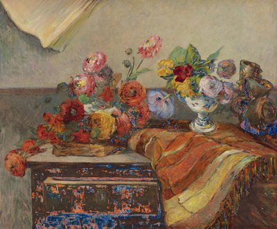 Franska: Buketter och keramik på en byrå av Paul Gauguin