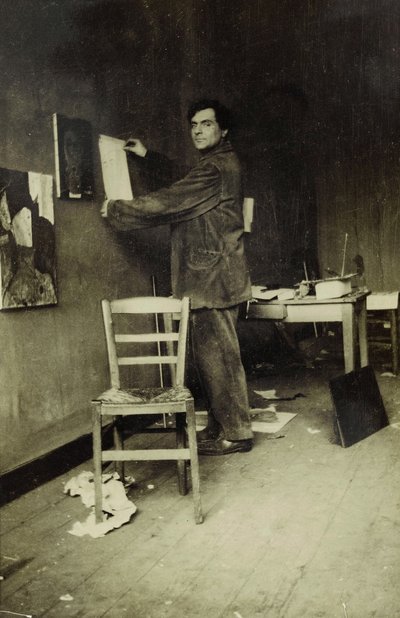 Amedeo Modigliani i sin studio, ca 1915 (s/v foto) av Paul Guillaume