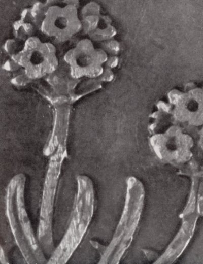 Detalj av ett trepennymynt (svartvitt foto) av Paul Henning