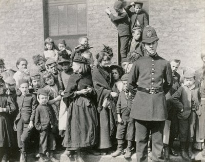 En polismans begravning i London, 1894 av Paul Martin