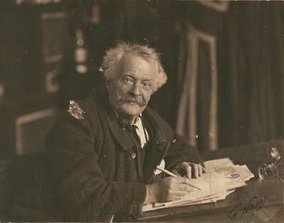 [Félix Nadar sitter vid ett skrivbord] av Paul Nadar