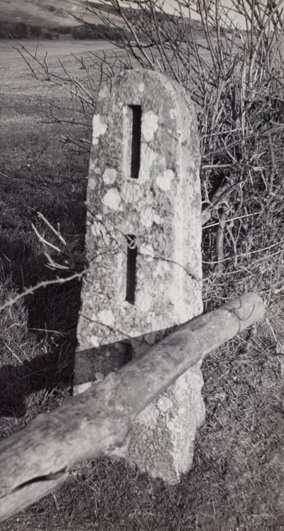 Stenpost av Paul Nash