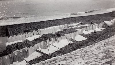 Tvätt torkar på stranden, Nice av Paul Nash