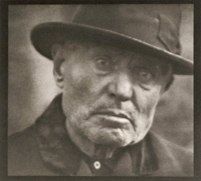 Fotografi - New York [Man - Five Points Square] av Paul Strand