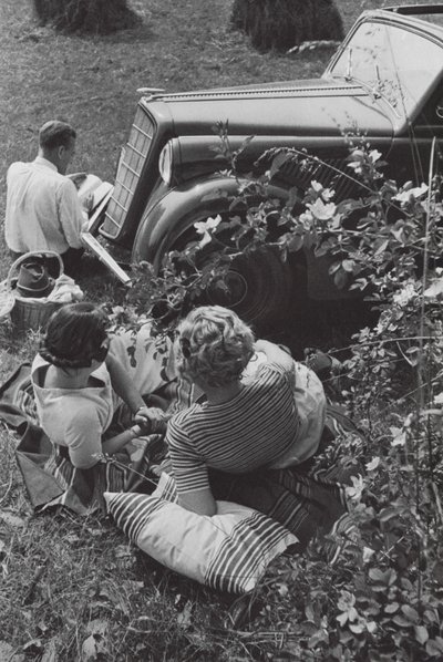 En vilopaus på resan (svartvitt foto) av Paul Wolff