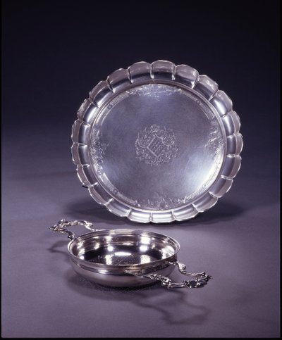 George II orange sil, rund skål med två genombrutna skal och rullhandtag (silver) av Paul de Lamerie