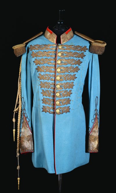 En persisk hovuniform av puderblått ulltyg broderat i förgylld tråd, epaulletter av förgyllda ädelmetaller, fodrade i scharlakansröd satäng (ull, förgylld tråd, satin) av Persian School