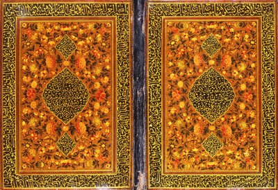 En Qajar Qur"an-bindning, målad med en blommig design och en medaljong innehållande en thuluth-inskription, ca 1801-2 av Persian School