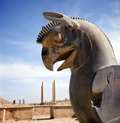 En griffon, legendarisk varelse hälften örn, hälften lejon. Kolumn i Apadana, stor rättssal, övervunnen av dessa huvudstäder, Darius I:s palats, Persepolis, Iran. av Persian School