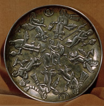 Fat med reliefdekoration föreställande gudinnan Anahita omgiven av åtta kvinnofigurer (silver) av Persian School