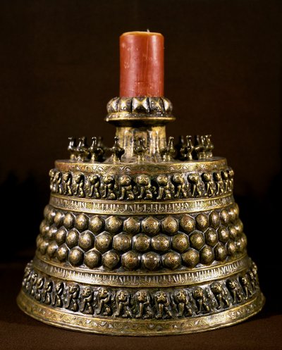 Islamisk konst: bronsljusstake med silverinlägg. Persisk konst från 1100-talet. Kairo, Museum of Islamic Art av Persian School