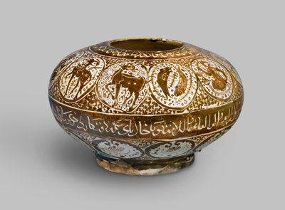 Glansburk, dekorerad med zodiakens tecken, Kashan, Iran, Seljukperiod, tidigt 1200-tal (stenpasta med lyster över glasyr) av Persian School