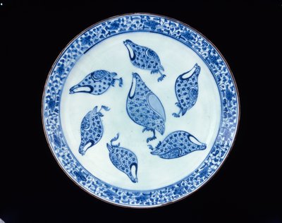 Rapphönsfat, Iran, Safavidperiod, 1700-tal (stenpasta med blått under glasyr) av Persian School