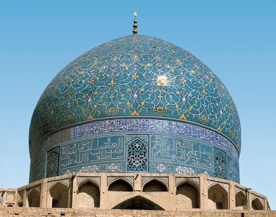 Persisk arkitektur (Safavid): den kungliga moskéns kupol (eller Masjid I-Shah): detalj av keramiken från entrén. 1612-1630. Isfahan (Isfahan eller Espahan, Esfahan), Iran. av Persian School