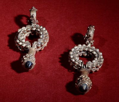 Persisk konst: guldörhängen. Rousenideperiod 400-talet e.Kr. Privat samling av Persian School