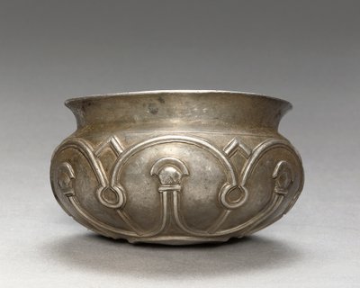 För-Achaemenidisk skål, ca 600-talet f.Kr. (silver) av Persian School
