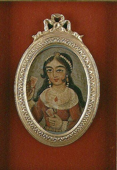 Qajar byst rundell föreställande en utsmyckad kvinna (olja på duk) av Persian School