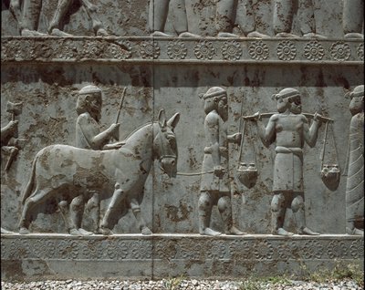 Undergivna folk ger gåvor till Darius I. Reliefer av den östra trappan i Apadana, 600-talet f.Kr. av Persian School