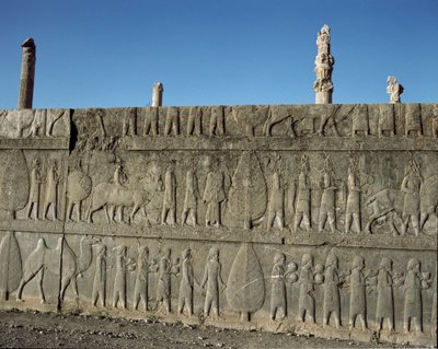 Undergivna folk ger gåvor till Darius I. Reliefer av den östra trappan i Apadana, 600-talet f.Kr. av Persian School