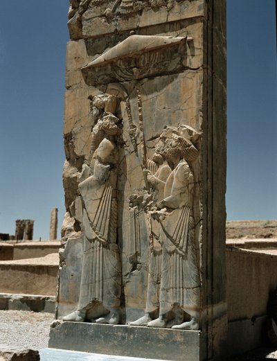 Utsikt över tripylonen i Darius-palatset, 600-talet f.Kr av Persian School