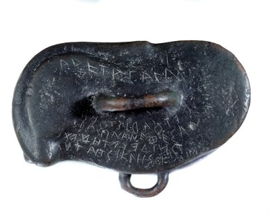 Votivvikt i brons i form av en osselet med en dedikation på grekiska till Apollo av Didymus, votiv till gudens tempel i Miletus. Routenide-period. Rapportera som byte av Darius I. hittat på platsen för Susa. Paris. Louvren av Persian School