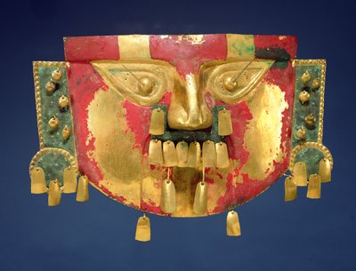 Inkamask (guld med röd och grön färg) av Peruvian School