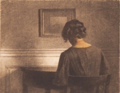 Ung flicka vid ett halvcirkelformat bord av Peter Vilhelm Ilsted