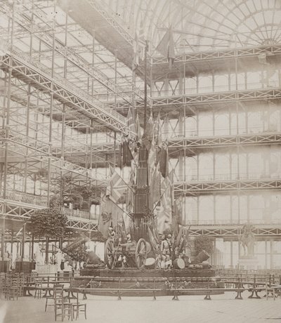「Les Guides」の訪問時に建てられた軍事トロフィー、「Photographic Views of the Progress of the Crystal Palace, Sydenham