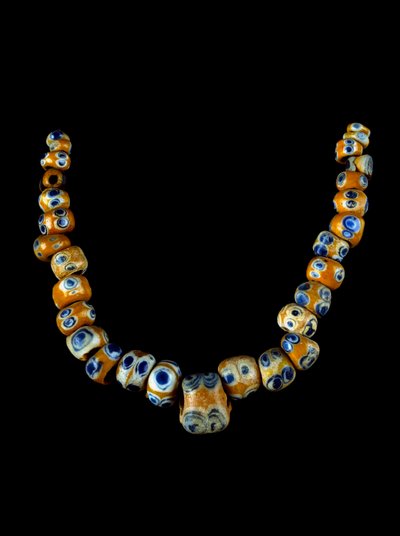 Fenicisk konst: halsband i glaspasta. 4:e-3:e århundradet f.Kr. Diameter 28 cm Arkeologiska museet i Villa Giulia Rom av Phoenician