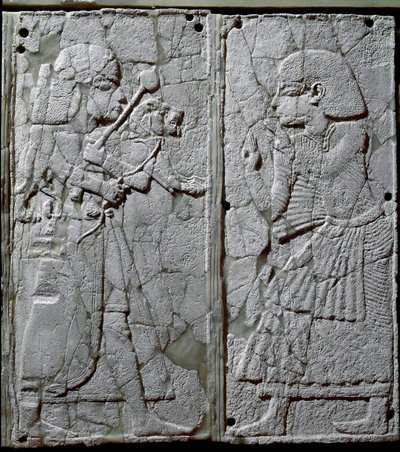 Fenicisk civilisation: sängprydnad dekorerad med en elfenbensfärgad lågrelief som representerar en vakt som presenterar ett lejon för kungen. Från platsen för Ugarit eller Ugarit, forntida syrisk citat på Tell de Ras Shamra. 1300-talet f.Kr. Sön 24 cm Dama av Phoenician