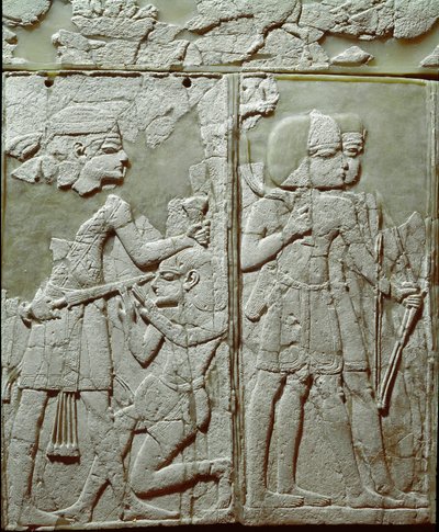 Fenicisk civilisation: sängprydnad med en låg elfenbensrelief som representerar en kung som hotar fiende. Från platsen för Ugarit eller Ugarit, forntida syrisk citat på Tell de Ras Shamra. 1300-talet f.Kr. Sön 24 cm Damaskus, Arkeologiska museet Syr av Phoenician