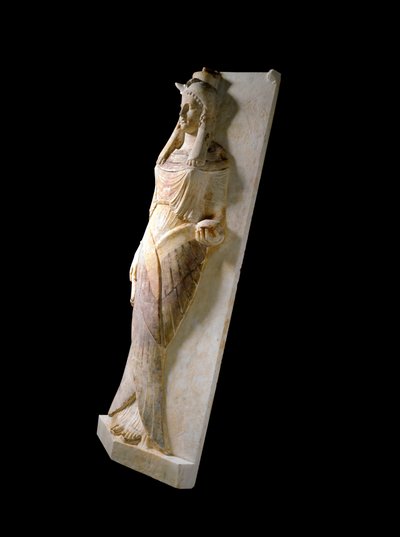 Fenicisk civilisation: sarkofagomslag i marmor ristat av representation av en kvinna (liggande). 4:e-3:e århundradet f.Kr. Cartagena, Museum Spanien av Phoenician