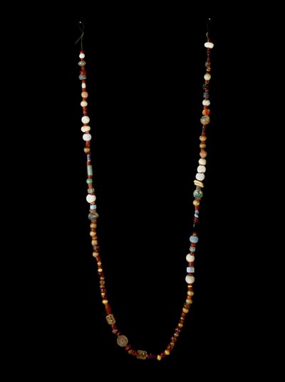 Fenicisk civilisation: halsband av guld, silver, karneol och glaspasta. Dämpa. 97 cm 600-talet f.Kr. Museum i Cartagena, Spanien av Phoenician School